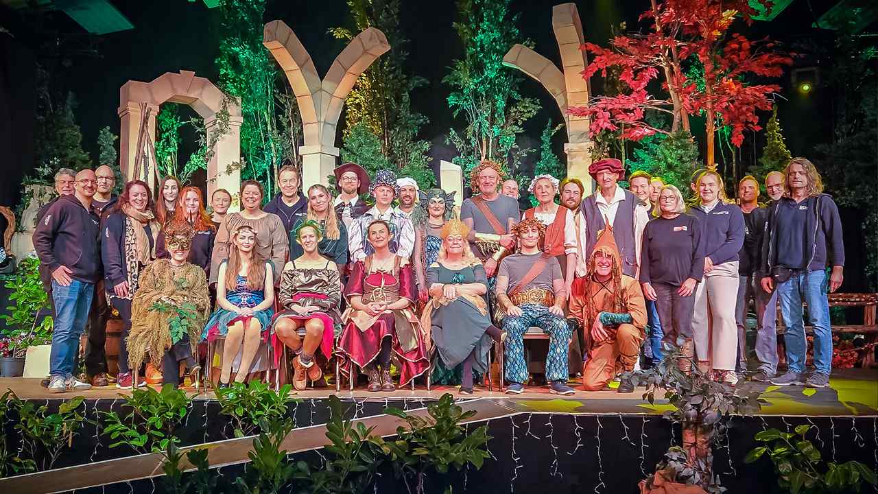Finalbild mit gesamtem Team der Aufführung »Die Nixe im Teich« 2025